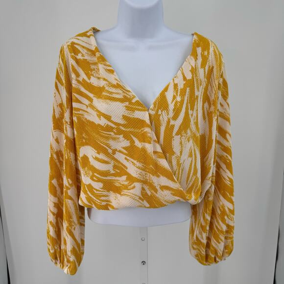 ASTR Yellow Mustard Paint Plisse Long Sleeve Surplice Wrap Top Womens XS V-Neck - Picture 3 of 10